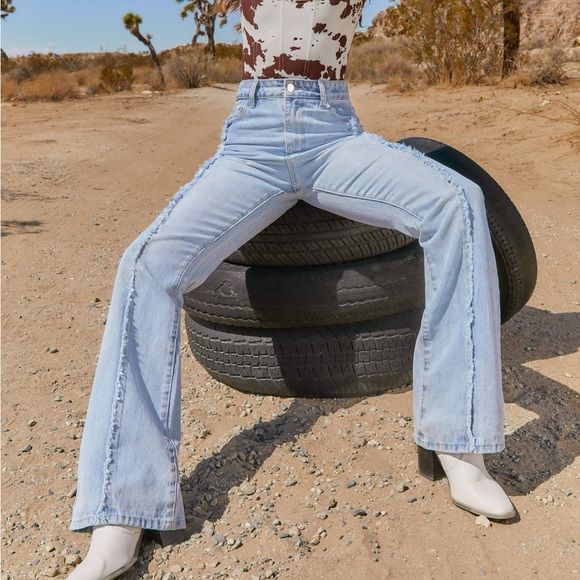 NWT Oh Polly Frayed Seam Flare Jeans Light Wash US 12 - Picture 2 of 8